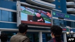 지난 2일 북한 평양 미래과학자거리에 설치된 대형 TV에서 김정은 국무위원장의 순천인비료공장 준공식 참석 관련 소식이 나오고 있다.