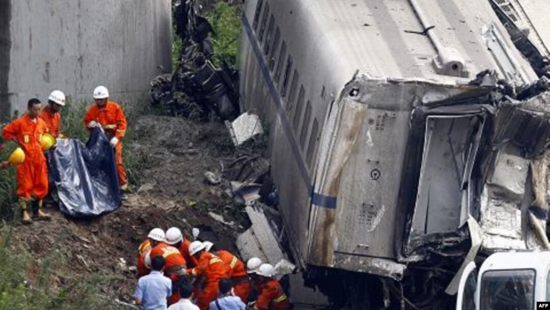 Spasioci iznose tela žrtava železničke nesreće u Kini, 24. jul 2011.