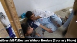 Personal de Médicos sin Fronteras en shock tras el bombardeo accidental del hospital en Kunduz, el 3 de octubre de 2015.