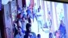 Seorang pelaku bom bunuh diri serangan Minggu Paskah, memasuki Gereja St Sebastian di Negombo, Sri Lanka, 21 April 2019 dalam gambar yang diambil dari rekaman CCTV yang dirilis pada 23 April 2019. (CCTV/Siyatha News via Reuters) 