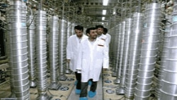 Presiden Mahmoud Ahmadinejad saat mengunjungi fasilitas pengayaan uranium utama Iran di Natanz (foto: dok). 