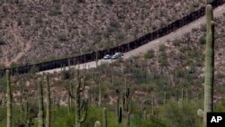 Agentes de la Patrulla Fronteriza en una sección del Monumento Nacional Organ Pipe Cactus, una extensa reserva, en Lukeville, Arizona, el 22 de agosto de 2019.
