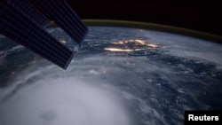 Badai Joaquin terlihat di atas Bahama di foto yang disediakan oleh NASA dan diambil oleh astronot Scott Kelly dari Stasiun Antariksa International.