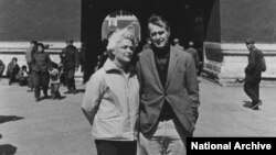 1975年美国驻北京联络处主任乔治·布什（老布什）和夫人在北京天安门前。（资料照片）