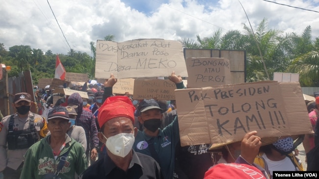 Masyarakat Adat Danau Poso melakukan demontrasi mendesak PT Poso Energy menutup operasi bendungan PLTA Poso 1, yang telah mengakibatkan lahan pertanian sebagian besar warga terendam banjir (foto: ilustrasi).
