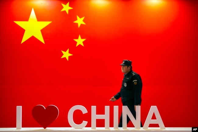 资料照：北京举行的中国国际信息通信展会上的一名保安在执勤。（2019年10月31日）