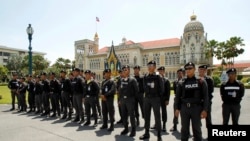 Polisi Thailand berjaga di depan kantor pemerintah saat berlangsungnya aksi unjuk rasa di Bangkok (9/5).