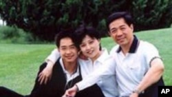 បូ ស៊ីឡៃ (Bo Xilai) អ្នក​នយោបាយ​ដែលប្រឆាំង​នៅ​ក្នុង​ប្រទេស​ចិន (ស្តាំ) ជាមួយ​នឹង​ភរិយា Gu Kailai និង​កូនប្រុស Bo Guagua។