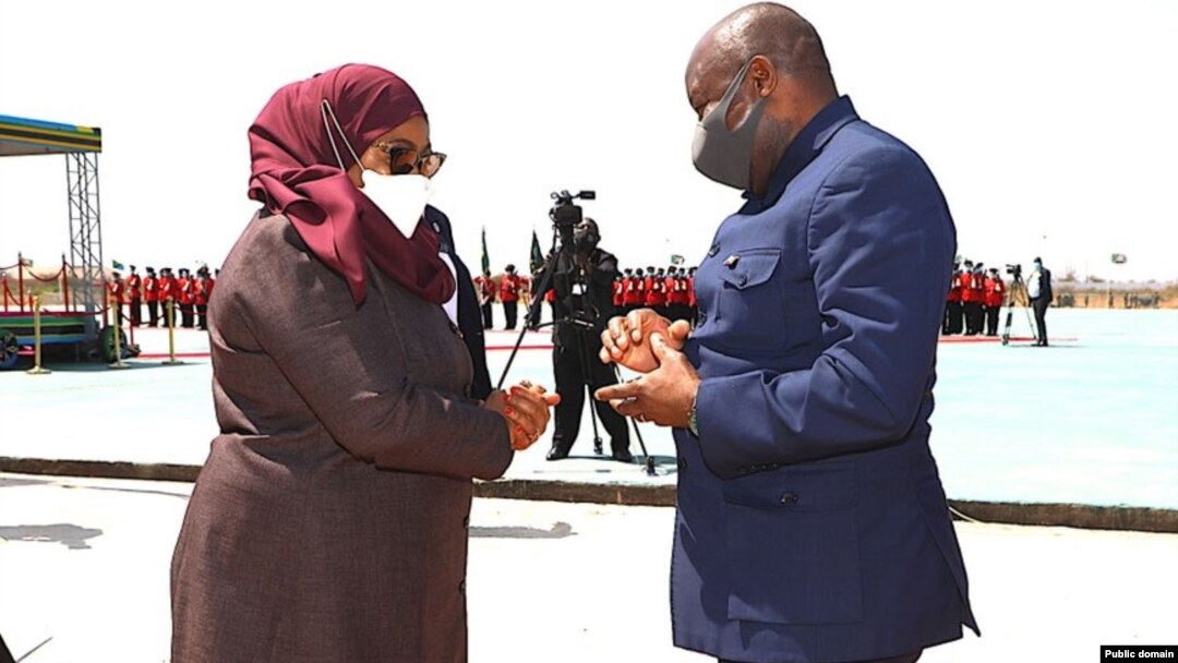 Prezida Evariste Ndayishimiye na mugenzi wiwe wa Tanzaniya Samia Suluhu Hassan