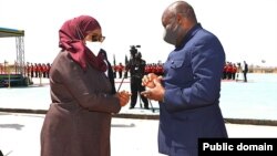 Prezida Evariste Ndayishimiye na mugenzi wiwe wa Tanzaniya Samia Suluhu Hassan