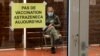 Un hombre espera en un centro de vacunación donde un letrero reza “no hay vacunas de AstraZeneca hoy” en Saint-Jean-de-Luz, suroeste de Francia, el 16 de marzo de 2021.