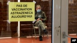 Un hombre espera en un centro de vacunación donde un letrero dice “No hay vacunas de AstraZeneca hoy” en Saint-Jean-de-Luz, suroeste de Francia, este 16 de marzo, 2021.