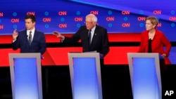 Suasana debat capres dari partai Demokrat AS yang diselenggarakan oleh CNN, di Fox Teater, Detroit, 20 Juli 2019 (Foto AP / Paul Sancya). Dari kiri: Walikota South Bend, Pete Buttigieg, Senator Bernie Sanders, dan Senator Elizabeth Warren. 