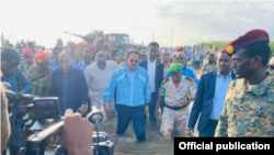 Presiden Somalia mengunjungi Kota Beledweyne yang dilanda banjir di Somalia Tengah. (Foto: Courtesy)