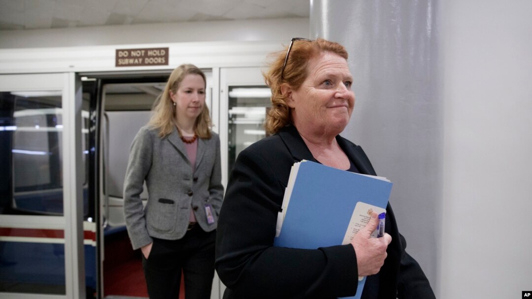 Senadora Heidi Heitkamp, demócrata por Dakota del Norte, exige que se investigue penalmente a ejecutivos de Equifax que vendieron acciones de la empresa aparentemente a sabiendas de que había ocurrido un robo de información de datos de clientes, que aún no había sido reportado. 