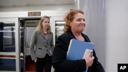 Senadora Heidi Heitkamp, demócrata por Dakota del Norte, exige que se investigue penalmente a ejecutivos de Equifax que vendieron acciones de la empresa aparentemente a sabiendas de que había ocurrido un robo de información de datos de clientes, que aún no había sido reportado. 