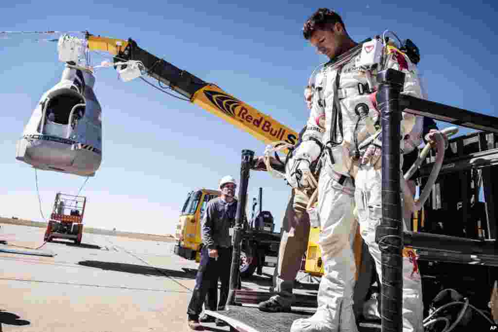 Baumgartner quittant sa capsule le 9 octobre après l'annulation de la mission