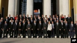 Grčki kabinet i komesari EU na ceremoniji grčkog preuzimanja šestomesečnog predsedavanja EU