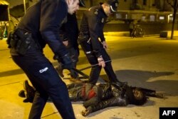 Des policiers espagnols autour d'un manifestant dans les rues de Madrid, le 15 mars 2018