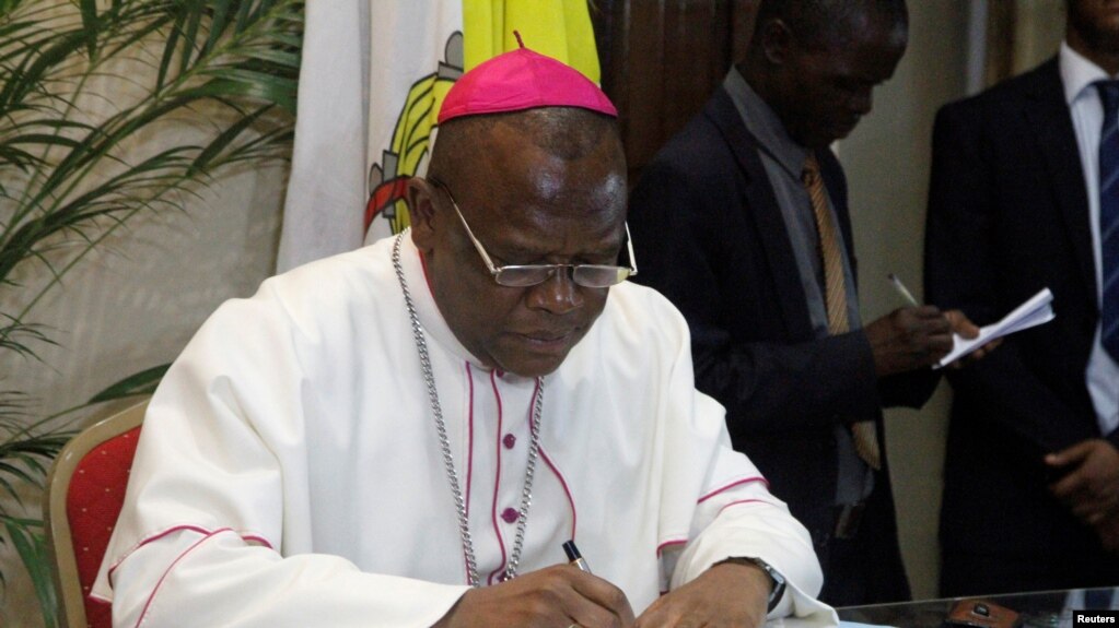 Mgr Fridolin Ambongo, membre de la Conférence épiscopale nationale du Congo, signe l’accord politique en vue de la tenue des élections en décembre 2017, au Centre interdiocésain catholique de Kinshasa, à Kinshasa, 31 décembre 2016.