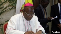 Mgr Fridolin Ambongo, membre de la Conférence épiscopale nationale du Congo, signe l’accord politique en vue de la tenue des élections en décembre 2017, au Centre interdiocésain catholique de Kinshasa, à Kinshasa, 31 décembre 2016.