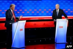 Trump i Biden tokom debate u studiju CNN-a u Atlanti. (Photo by ANDREW CABALLERO-REYNOLDS / AFP)