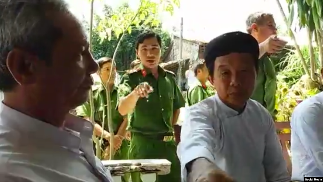 Công an địa phương đến kiểm tra hành chính và mời 4 chức sắc Hội đồng Liên tôn về trụ sở công an khi họ đến thăm nhà riêng của một thành viên của hội ở tỉnh Vĩnh Long, ngày 13/02/2017 (Facebook Linh mục Lê Ngọc Thanh)