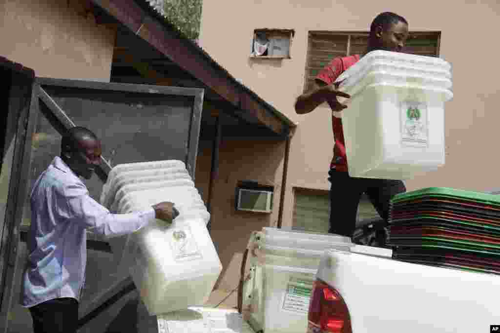 کارمندان بخش انتخابات نیجریه، آخرین اقدامات را برای برگزاری انتخابات روز شنبه انجام می دهند.&nbsp;انتخابات ریاست جمهوری نیجریه یک هفته به تعویق افتاده است.&nbsp;