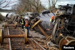 Labores en la escena del descarrilamiento de un tren después de que devastadores tornados arrasaran varios estados de EE. UU. En Earlington, Kentucky, EE. UU., el 11 de diciembre de 2021.