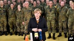 Alman parlamentosunun IŞİD'le mücadeleye askeri destek vermesi yönünde karar almasının ardından Alman askerlerini ziyaret eden Başbakan Angela Merkel