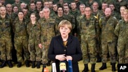 지난 7일 독일 북부 육군 의료센터를 방문한 앙겔라 메르켈 독일 총리가 기자들의 질문에 답하고 있다. (자료사진)