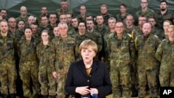 La chancelière allemande Angela Merkel rend visite aux soldats avec le service médical de l'armée allemande à Leer, nord de l'Allemagne , le 7 décembre 2015. 