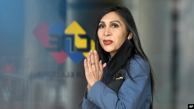 La entonces rectora del Consejo Nacional Electoral, Gladys Gutiérrez, saluda a la prensa en la sede del poder comicial en Caracas, en junio de 2020.