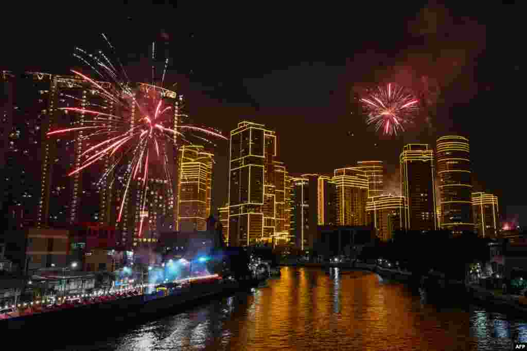 Fireworks light up the sky ushering in the New Year in Makati, Metro Manila, Philippines, Jan. 1, 2025.