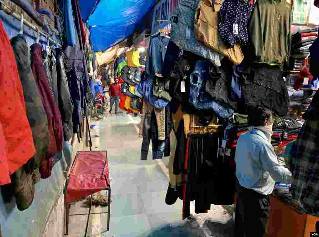 کشمیر چیمبر آف کامرس کے مطابق 5 اگست 2019 کے بعد اور کرونا وائرس کی روک تھام کے لیے نافذ ہونے والے لاک ڈاؤن سے جموں و کشمیر کی معیشت کو اربوں روپے کا نقصان پہنچ چکا ہے۔