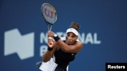 Serena Williams se enfrenta a Belinda Bencic, de Suiza, durante el National Bank Open en Toronto, Canadá, el 10 de agosto de 2022.