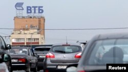 A sign showing the logo of Russia's VTB Bank is seen along a road in Moscow, July 17, 2014.