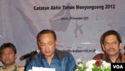 Ketua Umum KADIN, Suryo Bambang Sulisto (tengah) saat memaparkan pandangannya dalam diskusi Catatan Akhir Tahun menyongsong tahun 2012 di Jakarta (28/12).