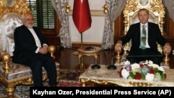 Presiden Turki, Recep Tayyip Erdogan (kanan) menerima Menlu Iran Mohammad Javad Zarif (foto: dok). 