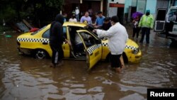 Scène d'inondation causée par la tempête tropicale Amanda dans le quartier El Modelo à San Salvador, le 31 mai 2020. (Reuters)