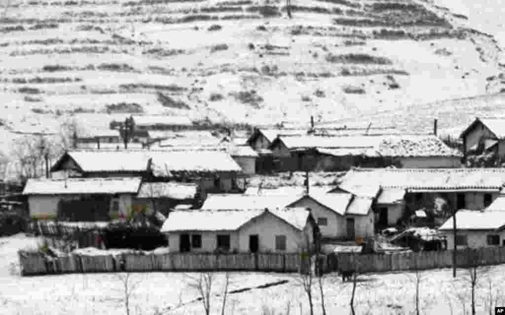 鸭绿江边的北韩村庄