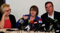 El senador Mark Warner, derecha, junto a las senadoras Claire McCaskill y Amy Klobuchar hablan con los medios desde La Habana. 