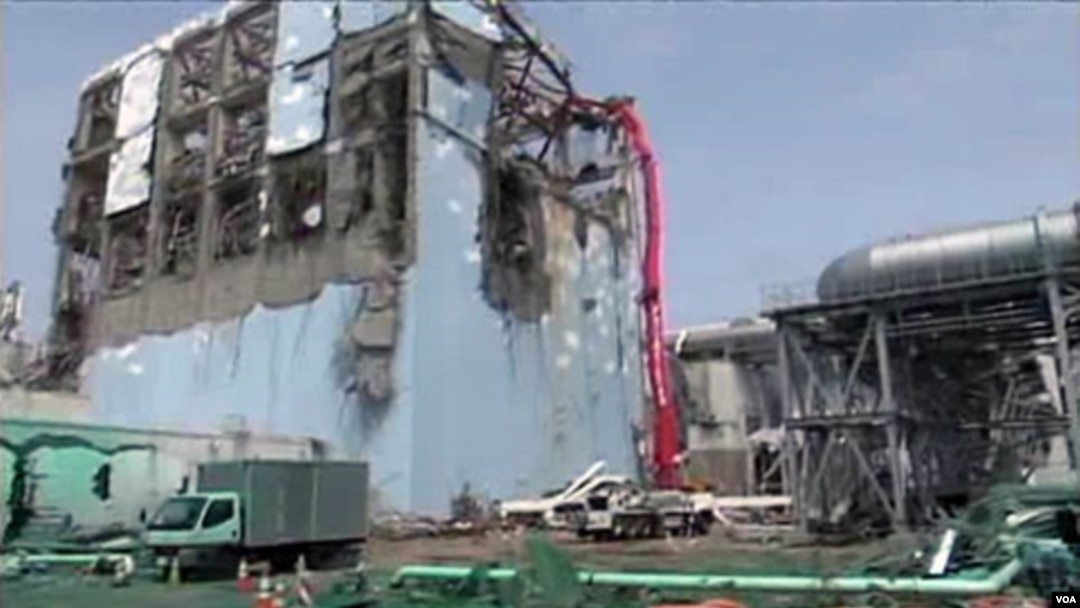 Salah satu gedung reaktor di PLTN Fukushima yang rusak.