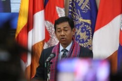 Victor Jona, director-general of the General Department of Energy and a spokesperson at the Ministry of Mines and Energy speaks on solar power energy at a press conference, in Phnom Penh, Cambodia, April 21, 2020. (Sun Narin/VOA Khmer)