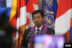 Victor Jona, director-general of the General Department of Energy and a spokesperson at the Ministry of Mines and Energy speaks on solar power energy at a press conference, in Phnom Penh, Cambodia, April 21, 2020. (Sun Narin/VOA Khmer)