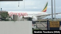 Ethiopian Airlines assure désormais la liaison directe entre Abidjan et New York, en Côte d'Ivoire, le 12 mai 2018. (VOA/Ibrahim Tounkara)