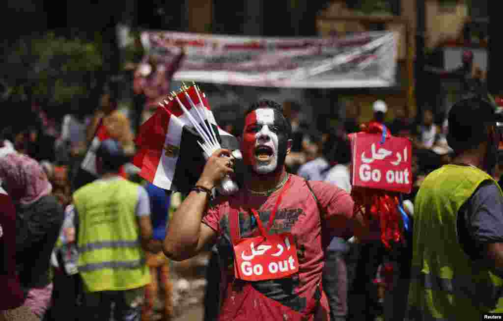 2일 무르시 대통령의 사퇴를 요구하는 시위가 이어지는 가운데, 이집트 카이로의 타흐리르 광장에서 반-무르시 플랜카드를 판매하는 상인.
