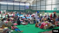 Beberapa ratus umat Syiah masih mengungsi di gedung olahraga Sampang sejak Agustus. Bantuan makanan dan air telah dihentikan dengan alasan tidak ada dana. (Foto: Dok)