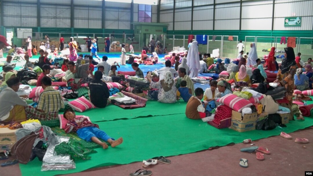 Warga Muslim Syiah di tempat pengungsian dalam gedung olahraga Sampang, Madura, Jawa Timur. (Foto: Dok)