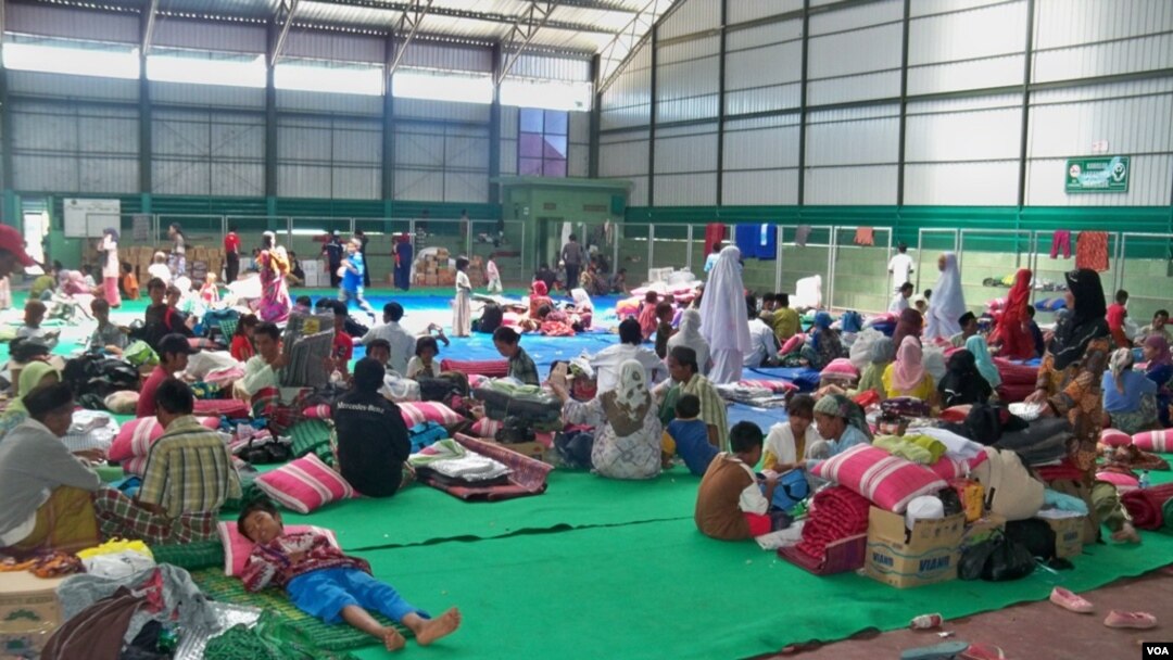 Jemaah Syiah dari Sampang, Madura, mengungsi di gedung olahraga menyusul serangan terhadap mereka. (Foto: VOA/Petrus Riski)